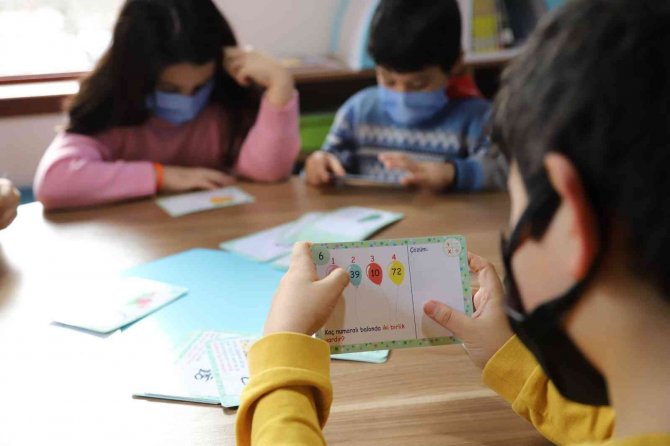 Öğrenciler yarıyıl yorgunluğunu Eğlenceli Çocuk Kütüphanesi’nde atıyor