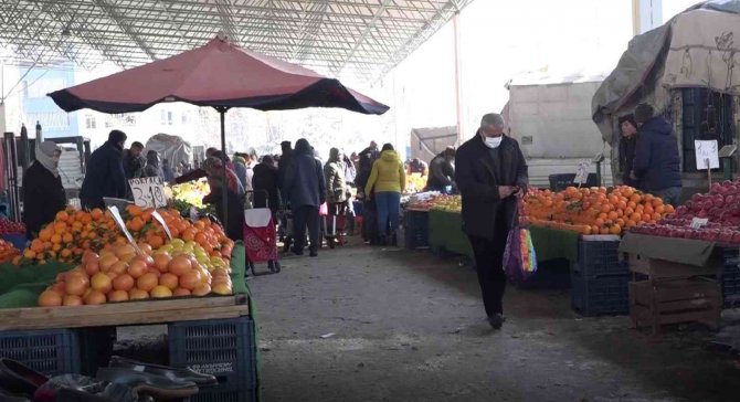 Olumsuz hava koşulları pazarda tezgah sayısını da fiyatları da düşürdü