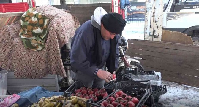 Olumsuz hava koşulları pazarda tezgah sayısını da fiyatları da düşürdü