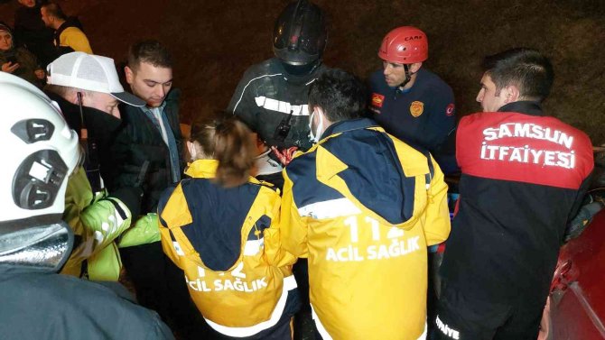 Otomobiliyle bariyere çarpan sağlık memuru ölümden döndü