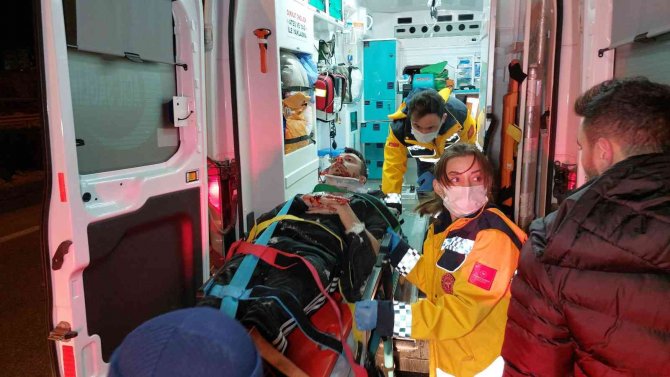 Otomobiliyle bariyere çarpan sağlık memuru ölümden döndü