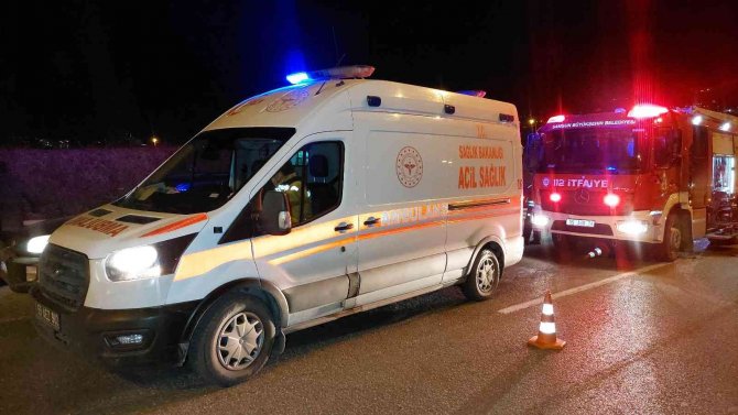 Otomobiliyle bariyere çarpan sağlık memuru ölümden döndü