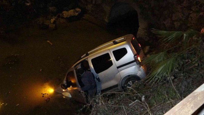Otomobille çarpışan ticari araç korkulukları parçalayıp kanala uçtu