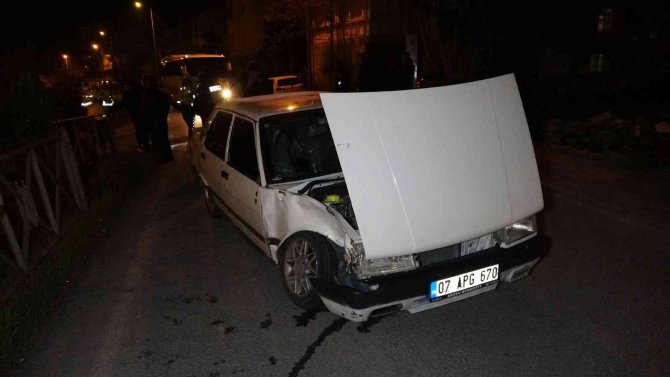 Otomobille çarpışan ticari araç korkulukları parçalayıp kanala uçtu