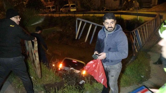 Otomobille çarpışan ticari araç korkulukları parçalayıp kanala uçtu