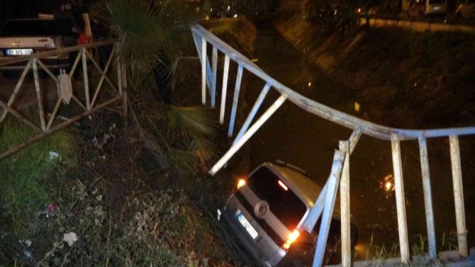 Otomobille çarpışan ticari araç korkulukları parçalayıp kanala uçtu