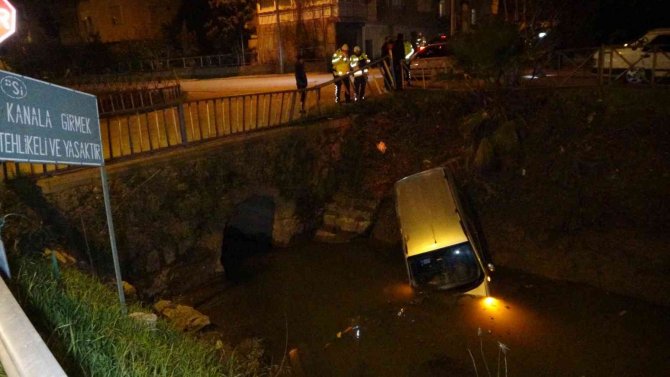 Otomobille çarpışan ticari araç korkulukları parçalayıp kanala uçtu