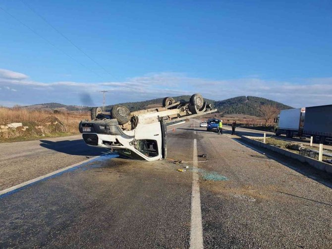 Sarıgöl’de kamyonet takla attı: 2 yaralı