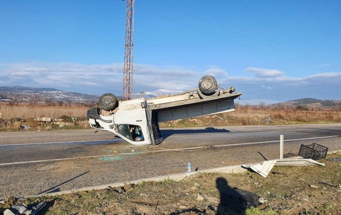 Sarıgöl’de kamyonet takla attı: 2 yaralı