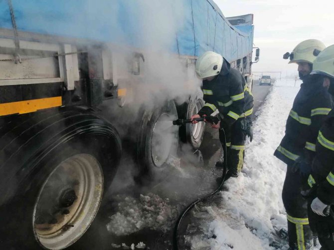 Seyir halinde lastiği patlayan tırda yangın paniği