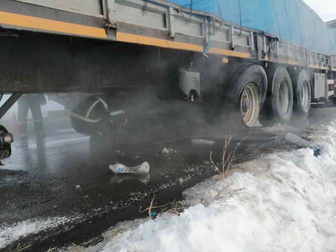 Seyir halinde lastiği patlayan tırda yangın paniği