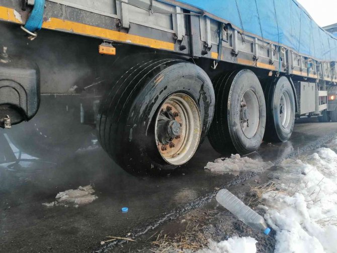 Seyir halinde lastiği patlayan tırda yangın paniği