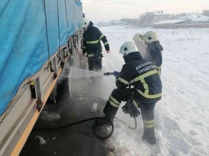 Seyir halinde lastiği patlayan tırda yangın paniği