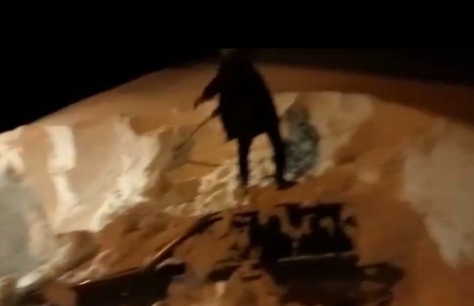 Sürücünün bıraktığı aracı 5 metre karın altından çıktı