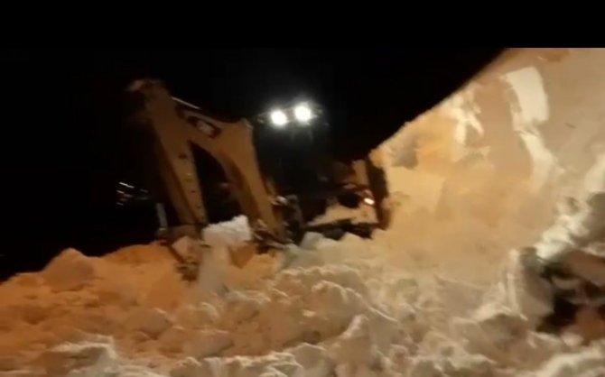 Sürücünün bıraktığı aracı 5 metre karın altından çıktı