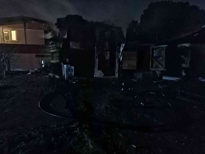 Taklacı güvercinlerin kümesi alev alev yandı