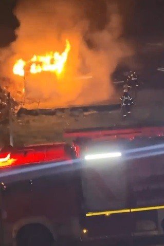 Taklacı güvercinlerin kümesi alev alev yandı