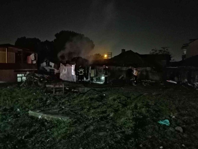 Taklacı güvercinlerin kümesi alev alev yandı