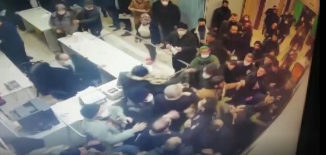 Acil Servis’te hasta yakınlarından sağlık görevlilerine yumruklu saldırı