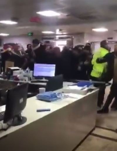 Acil Servis’te hasta yakınlarından sağlık görevlilerine yumruklu saldırı