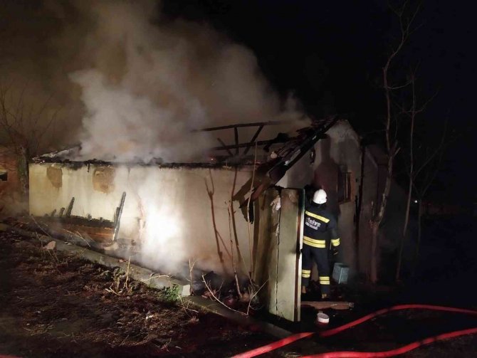 Ahır yangını: 1 yaralı, 5 hayvan telef oldu