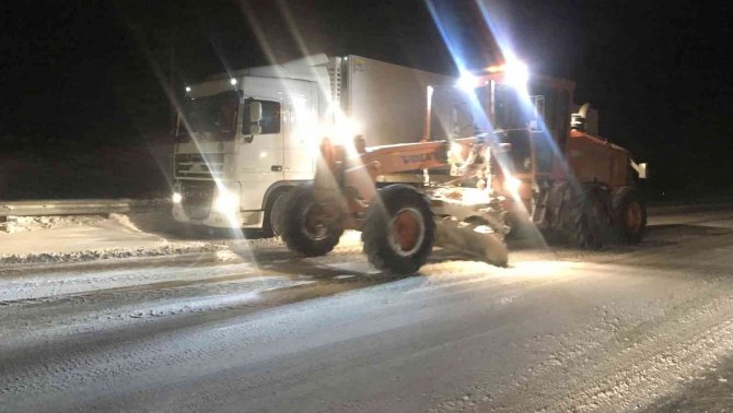 Antalya-Konya karayolu tırların geçişine kapatıldı