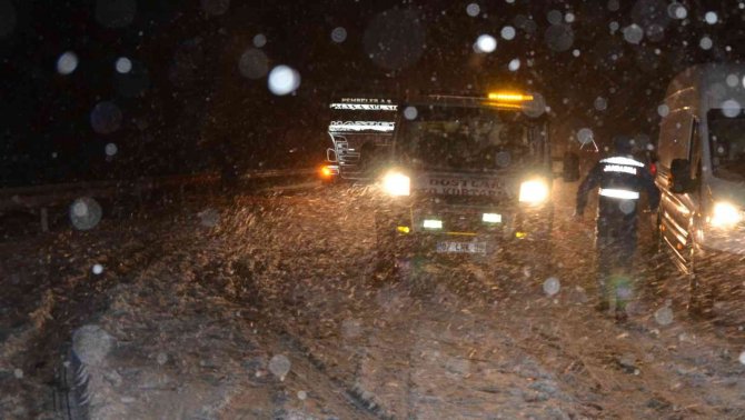 Antalya-Konya karayolu tırların geçişine kapatıldı
