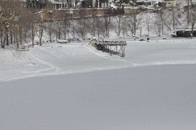 Bolu'daki Sünnet Gölü'nün yüzeyi buz tuttu