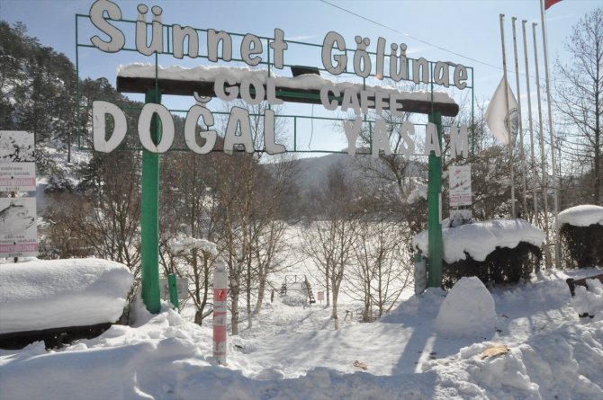 Bolu'daki Sünnet Gölü'nün yüzeyi buz tuttu