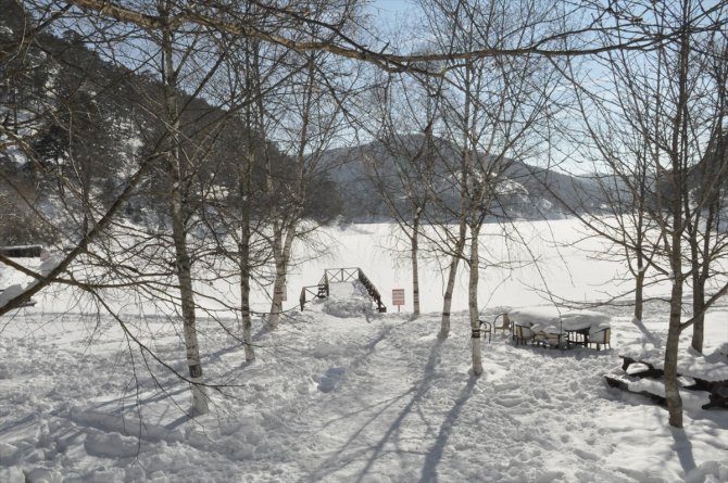 Bolu'daki Sünnet Gölü'nün yüzeyi buz tuttu