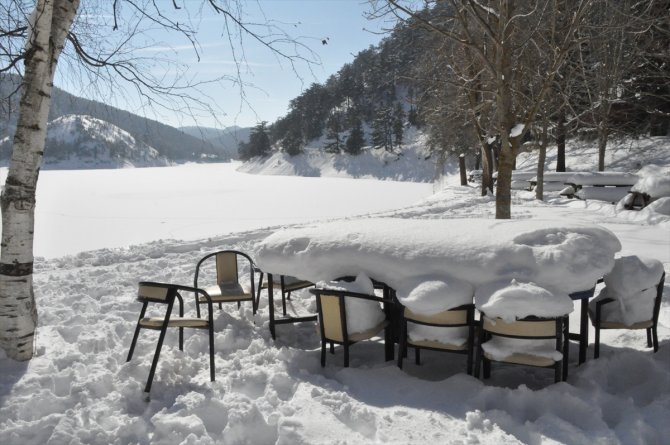 Bolu'daki Sünnet Gölü'nün yüzeyi buz tuttu
