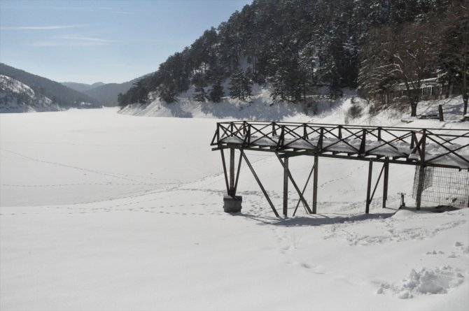 Bolu'daki Sünnet Gölü'nün yüzeyi buz tuttu