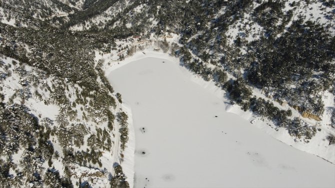 Bolu'daki Sünnet Gölü'nün yüzeyi buz tuttu