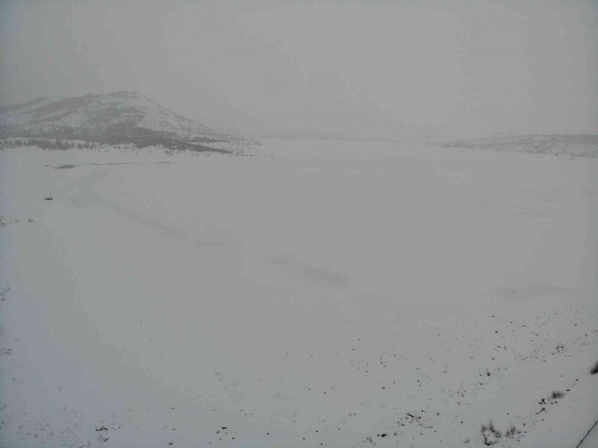 Buz tutan Altınapa Baraj Gölü karla kaplandı