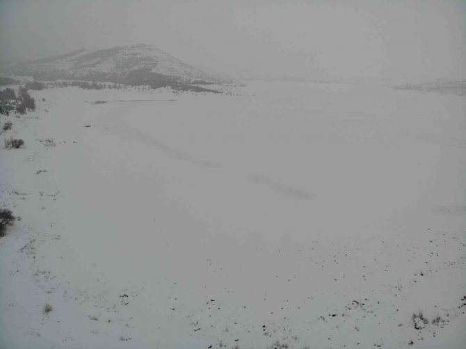 Buz tutan Altınapa Baraj Gölü karla kaplandı