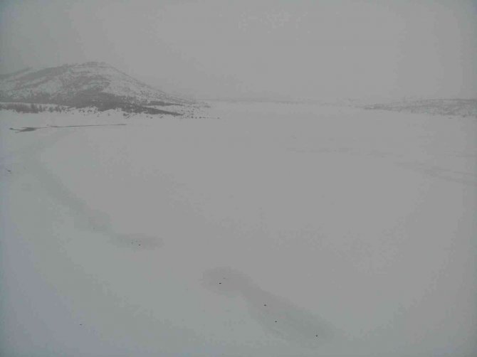 Buz tutan Altınapa Baraj Gölü karla kaplandı