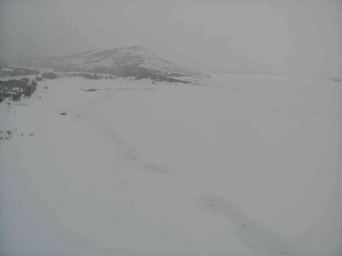 Buz tutan Altınapa Baraj Gölü karla kaplandı