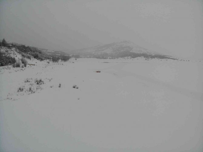 Buz tutan Altınapa Baraj Gölü karla kaplandı
