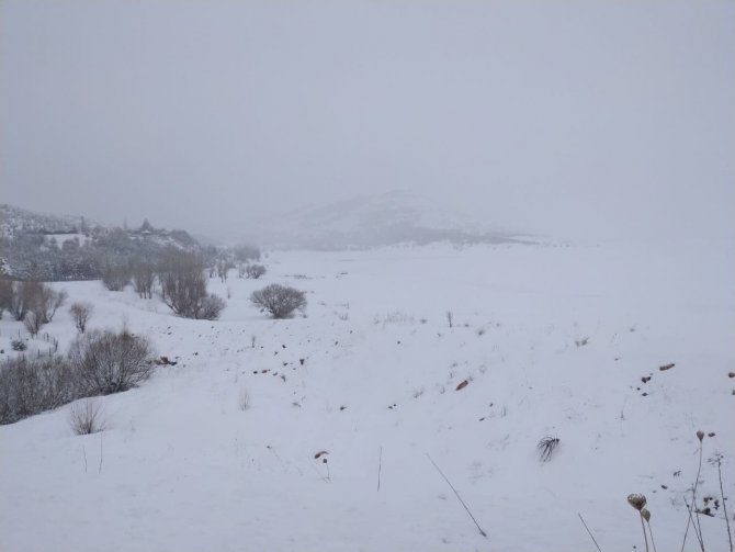 Buz tutan Altınapa Baraj Gölü karla kaplandı