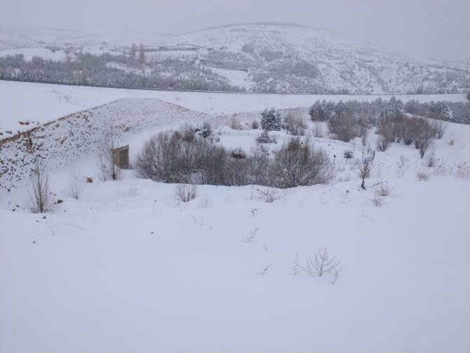 Buz tutan Altınapa Baraj Gölü karla kaplandı