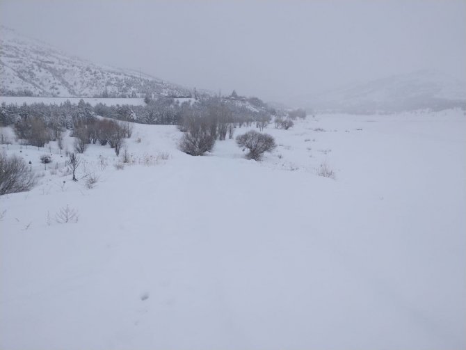 Buz tutan Altınapa Baraj Gölü karla kaplandı