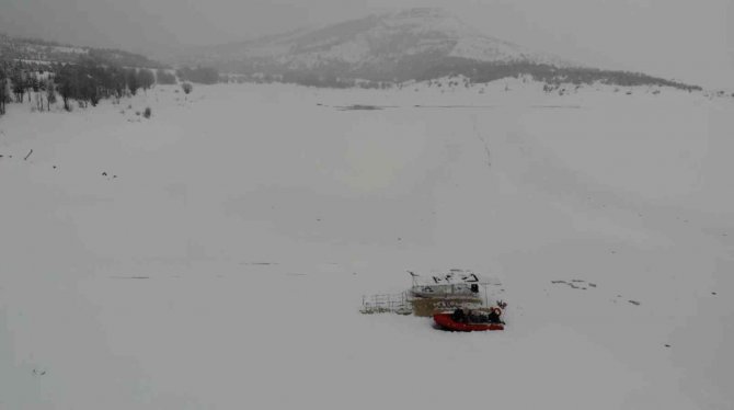 Buz tutan Altınapa Baraj Gölü karla kaplandı