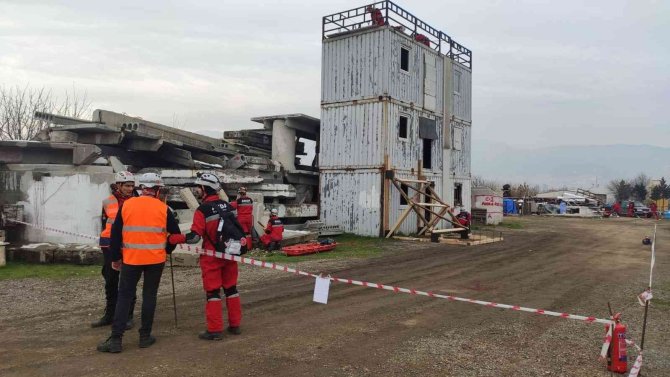 Deprem tatbikatı gerçeğini aratmadı