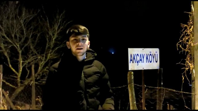 Domuzdan kaçan genç kendini otomobilin üzerine attı