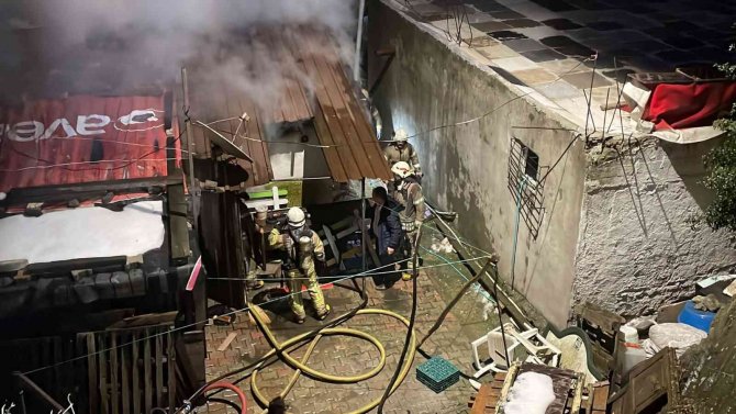 Gecekondu yandı, sahibi gözyaşlarıyla izledi