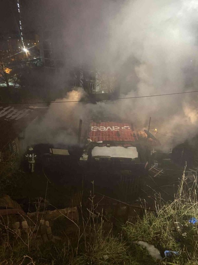 Gecekondu yandı, sahibi gözyaşlarıyla izledi