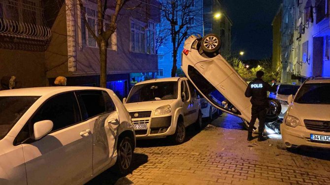 İlginç kaza, park halindeki araçlara çarpıp dik bir şekilde havada asılı kaldı