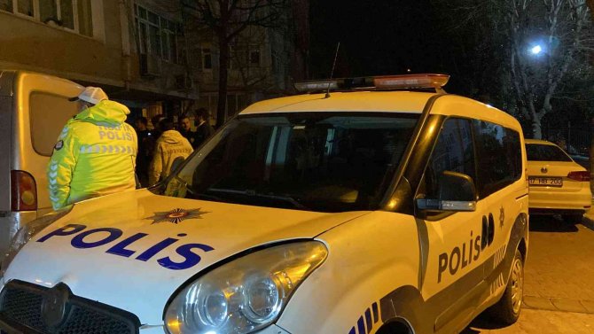 İlginç kaza, park halindeki araçlara çarpıp dik bir şekilde havada asılı kaldı