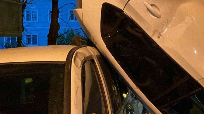 İlginç kaza, park halindeki araçlara çarpıp dik bir şekilde havada asılı kaldı