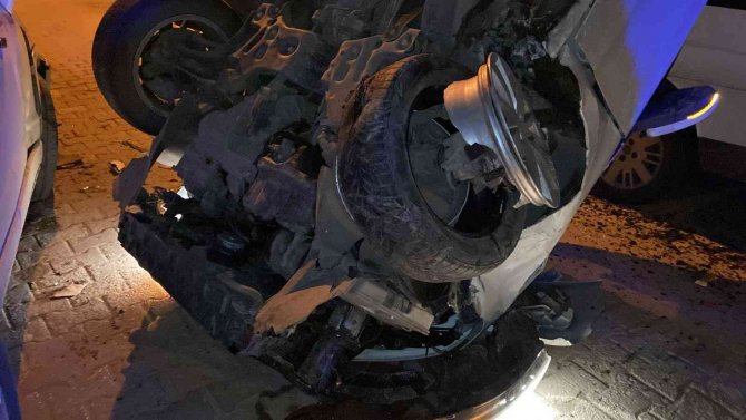 İlginç kaza, park halindeki araçlara çarpıp dik bir şekilde havada asılı kaldı